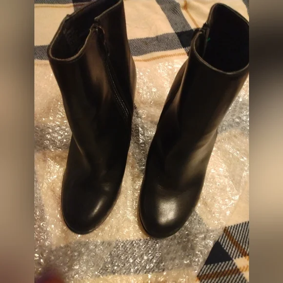 JustFab Black Booties with wooden heel size 7 - Picture 3 of 7